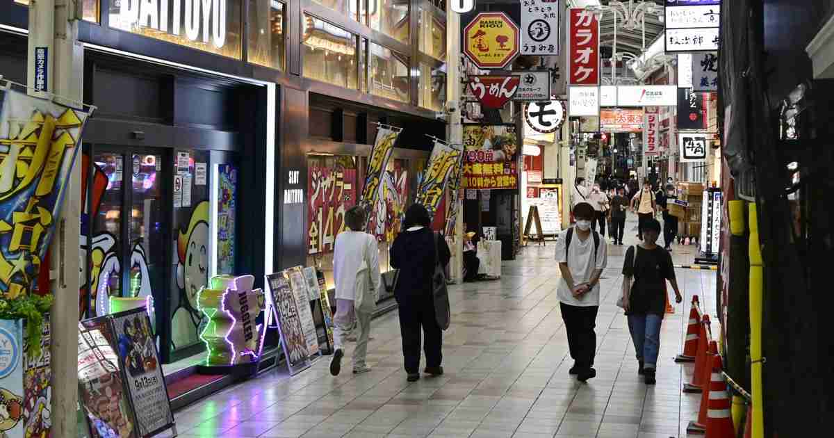 コロナ新規感染急減の理由は?　ウイルスの「生存戦略」という見方も | 毎日新聞