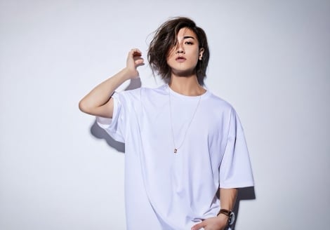 赤西仁 “一番身近な”M・A・Cとコラボ メインルックを公開