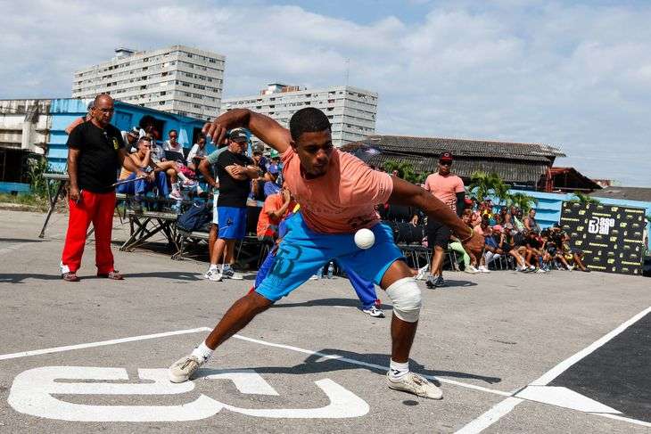 五輪復帰は「手打ち野球」で⁈　男女混合5人制、ゴムボール使用…アフリカでも人気