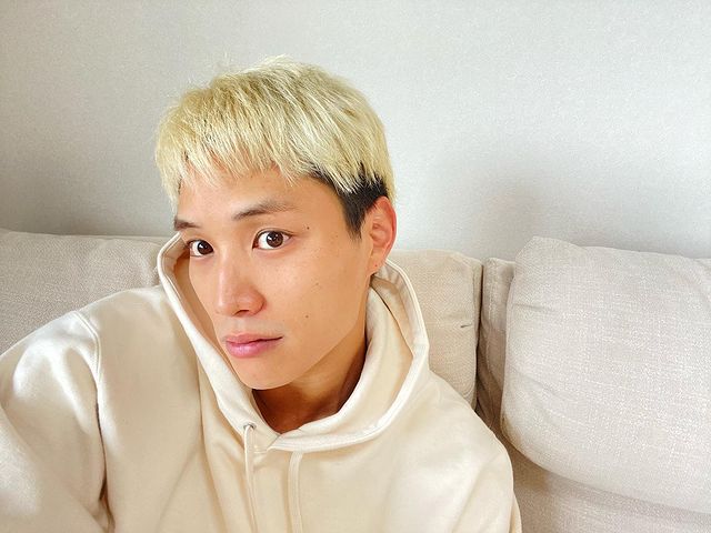 鈴木伸之、金髪×眉上前髪イメチェン「前髪なにかわいい」「まさかの金髪やばい」