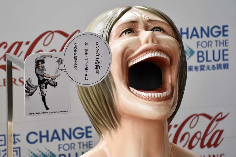 【閲覧注意?】「進撃の巨人」あの巨人が大口開けたゴミ箱出現 JR大分駅近くに