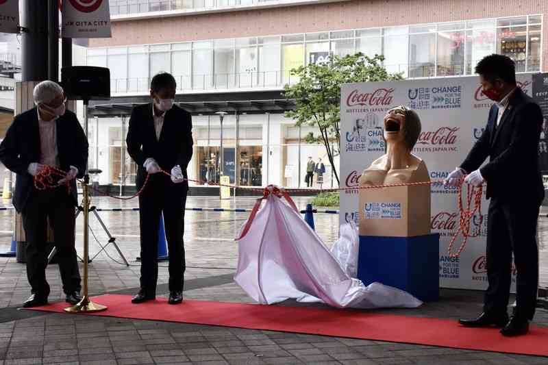【閲覧注意？】「進撃の巨人」あの巨人が大口開けたゴミ箱出現　JR大分駅近くに