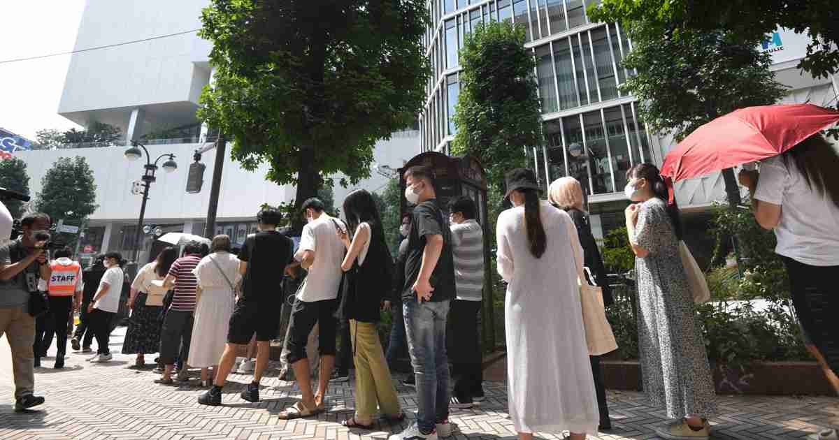 ワクチン接種行列は「サクラ」と誤情報　陰謀論が広がる三つの要因 | 毎日新聞