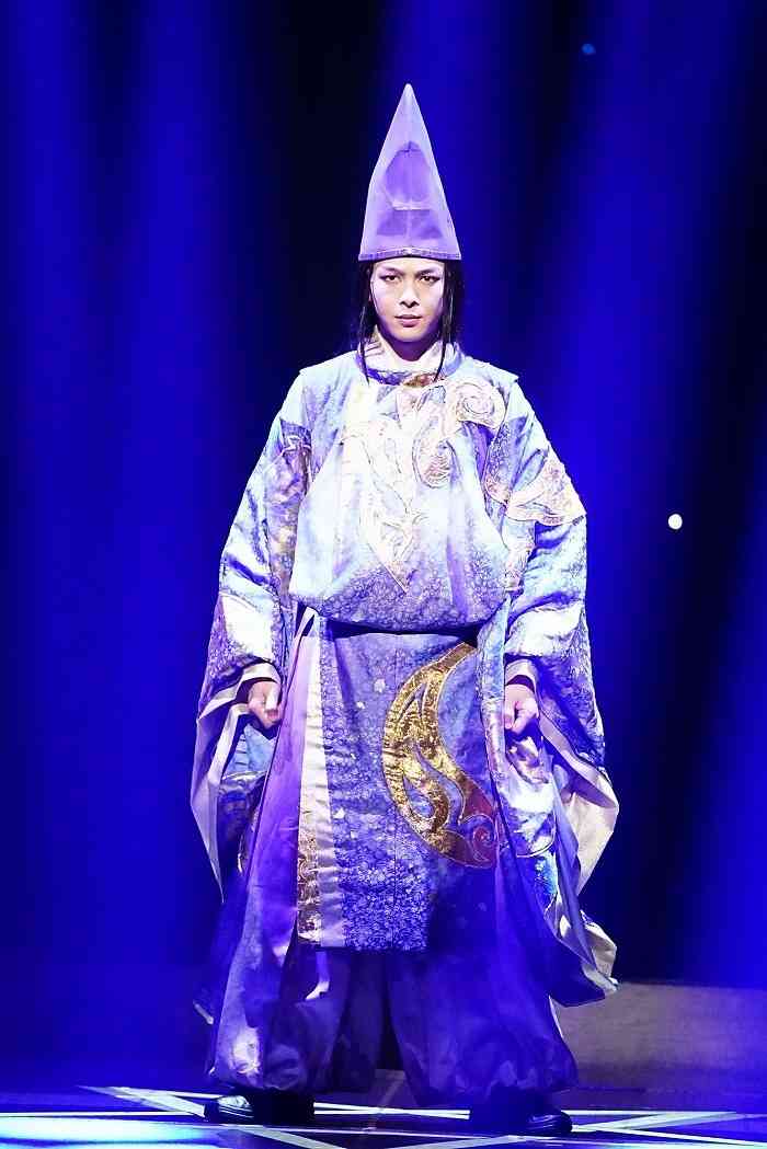 吉岡里帆、ピンクのキュートな狐姿で「コンっ!」 中村倫也も太鼓判