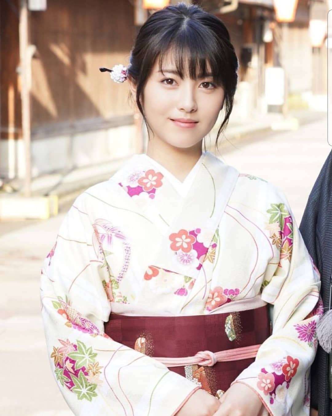 浜辺美波：初水着披露の写真集　発売前重版決定　「なかなか着ることができないものまで幅広く」
