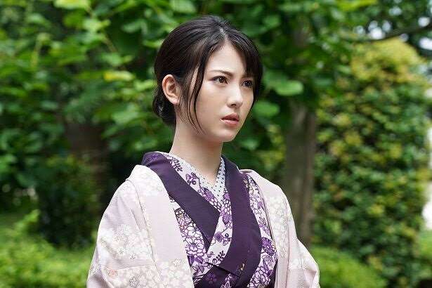 浜辺美波：初水着披露の写真集　発売前重版決定　「なかなか着ることができないものまで幅広く」