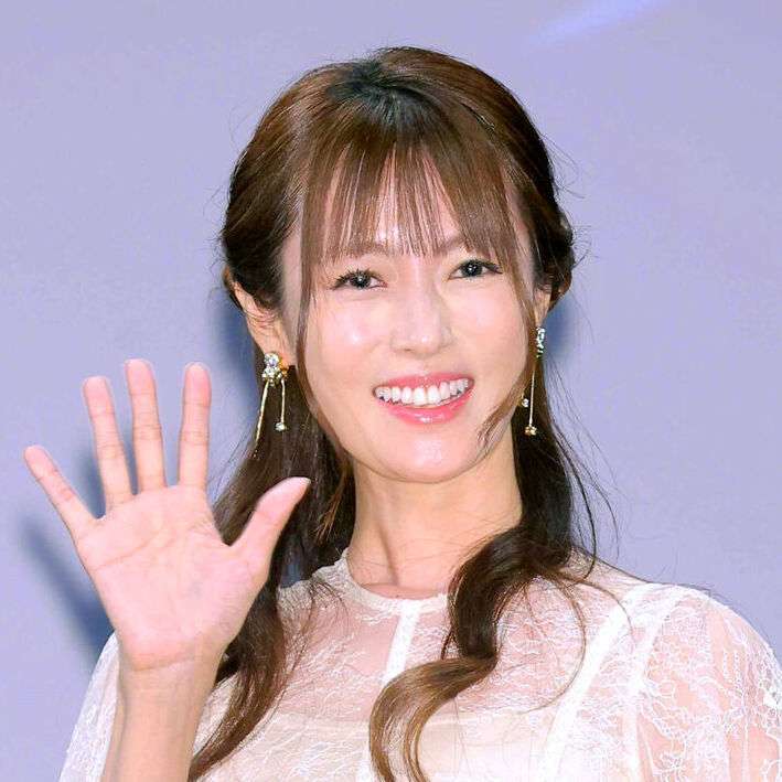 深田恭子、花の水着風＆肩出し姿のカレンダー公開「スタイルがパーフェクト」「溜息の出る美しさ」