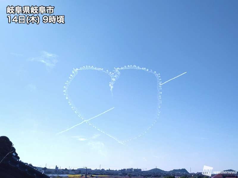 快晴の空にブルーインパルスが大きなハートを描く