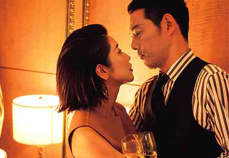 ホテルのスイートルームで美女と戯れる東野幸治が、想像を超える艶っぽさだった！(1/2)[東京カレンダー]