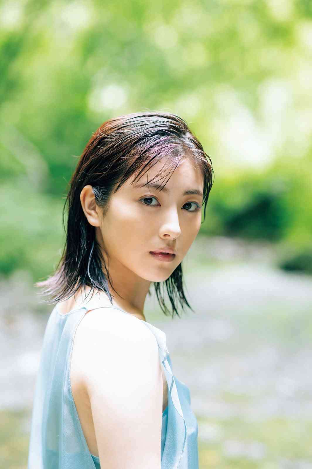 浜辺美波、自身初の水着カットも 20歳記念写真集決定