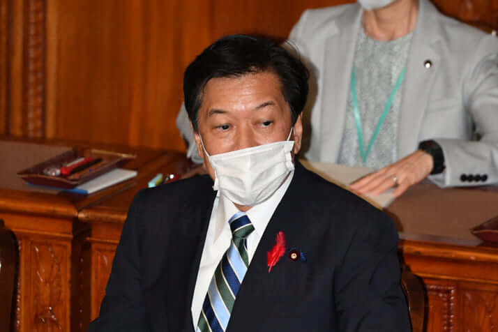 山口環境大臣、“凄絶パワハラ”で秘書が大量逃走　オカルト団体に傾倒で武田良太氏を「呪い殺す」 | デイリー新潮