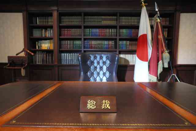 菅首相、総裁任期もグッズも残りわずか　トレンドは既に「河野Tシャツ」？　売り上げは「支持率に比例」