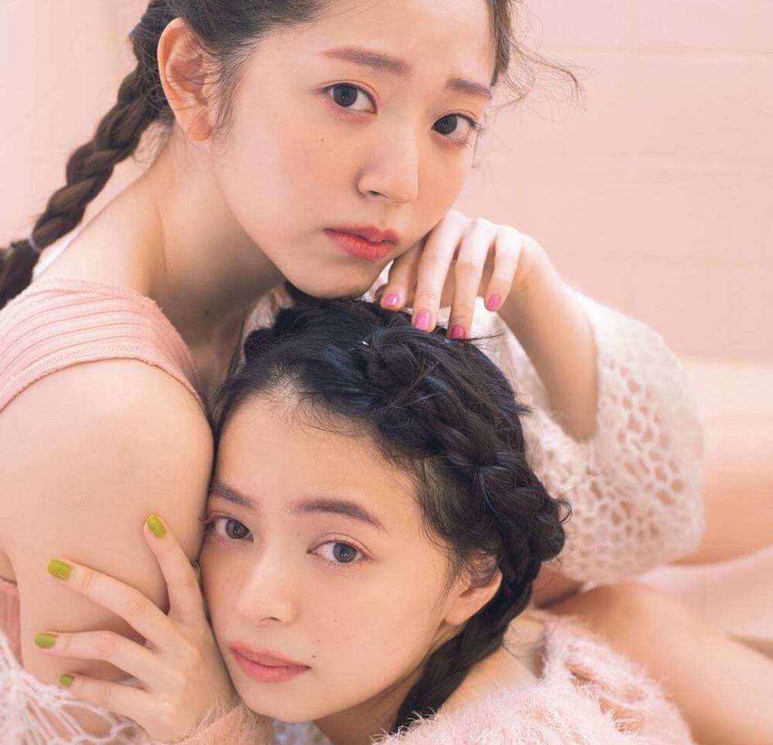 ? 鈴木愛理&上國料萌衣(アンジュルム)、姉妹のようなペアルック披露! 『ar』登場 - Pop'n'Roll(ポップンロール)