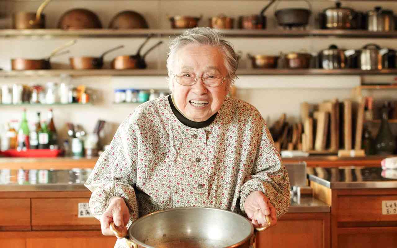 60歳からおしゃれデビュー！ 92歳美ばあば｜近所のスーパーでもおしゃれとメークは万全に
