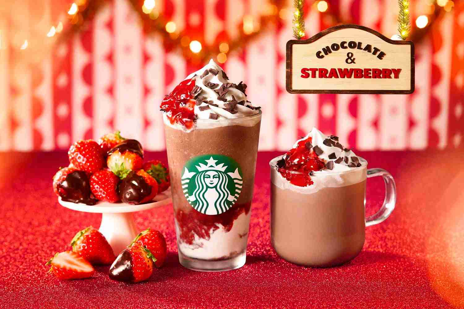 スタバ「チョコレート ストロベリー フェスティブ フラペチーノ」チョコ×いちごが好相性なホリデー気分の一杯