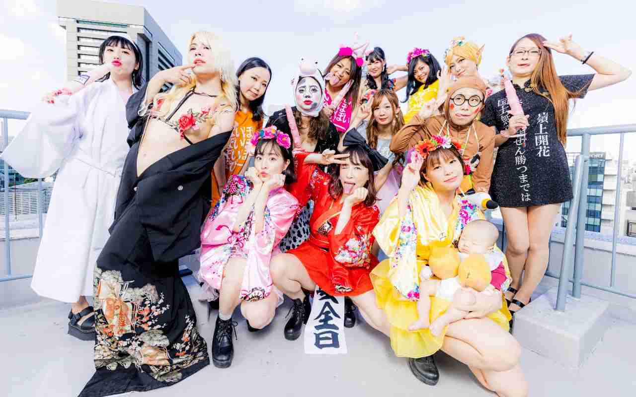 「確定申告では“サービス業”と記入してます」デビューから10年、あやまんJAPANが40人に増えていた《写真多数》 | 文春オンライン