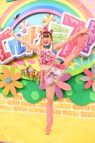 フワちゃん、『ヒルナンデス!』月曜レギュラー加入に歓喜 限定衣装でハイテンション「ついに来たんデス~!」