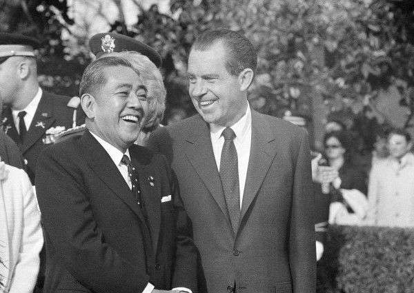 KGBとCIAのスパイが写真を撮りあった「桜を見る会」 本来「桜を見る会」は国際的な交流の場としての意義があった(1/3) | JBpress (ジェイビープレス)