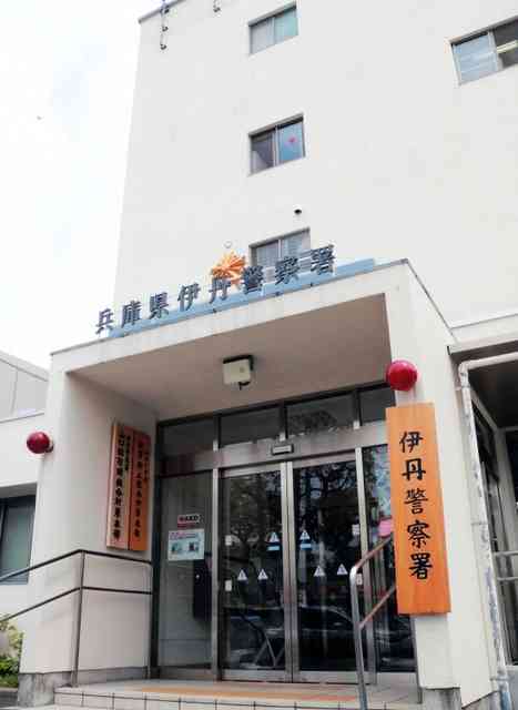 無人の車にはねられ女性が意識不明　忘れ物で車から離れ「レバーがドライブに入っていたかも」｜事件・事故｜神戸新聞NEXT