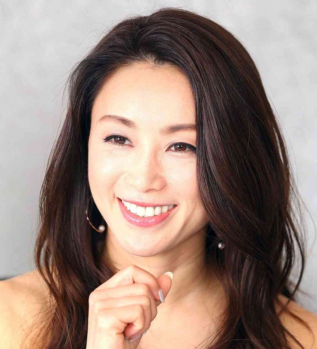 酒井法子、デコ出しオールバックへアの最新ショットに絶賛の嵐「きれい」「美人だから似合う」
