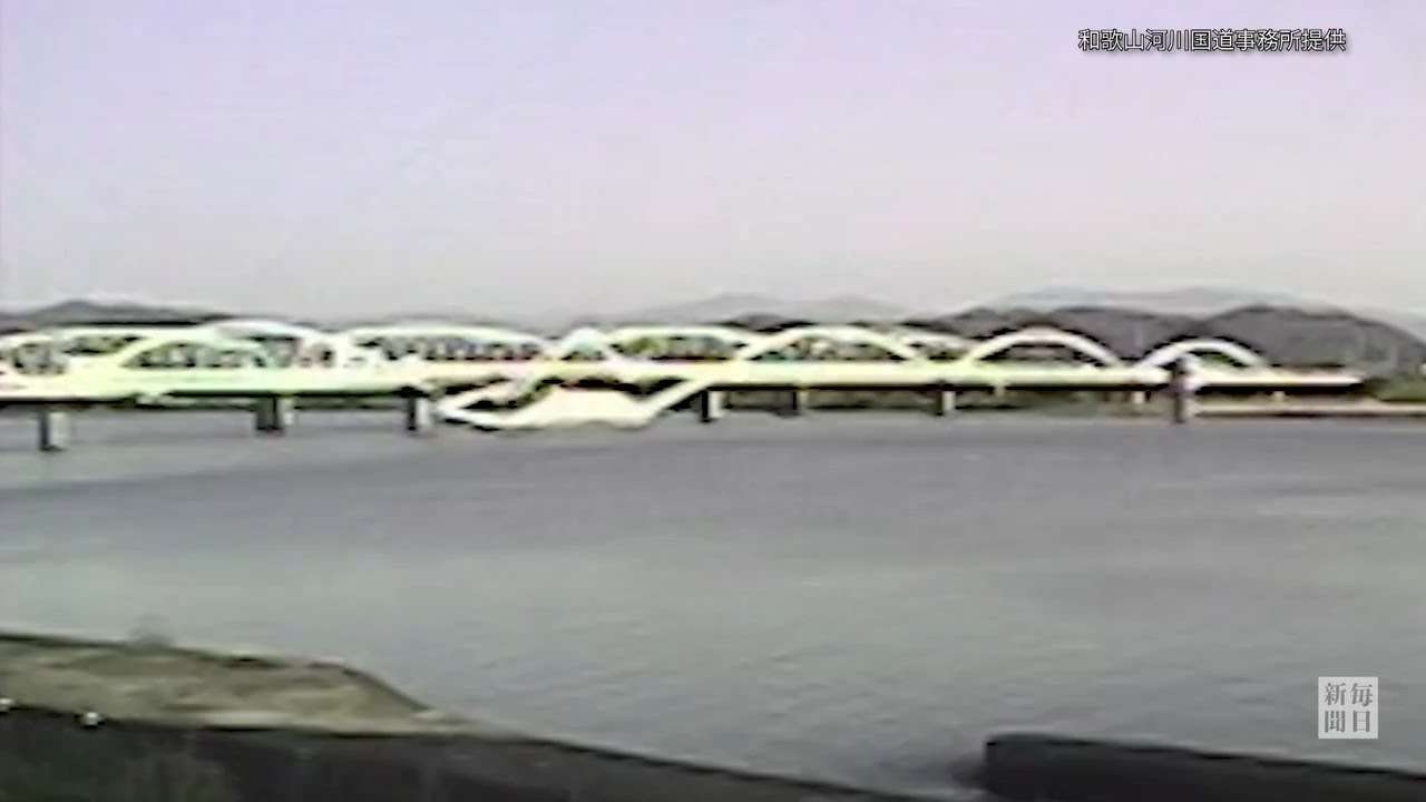 和歌山・水管橋崩落　定点カメラに崩落の瞬間映像 - YouTube