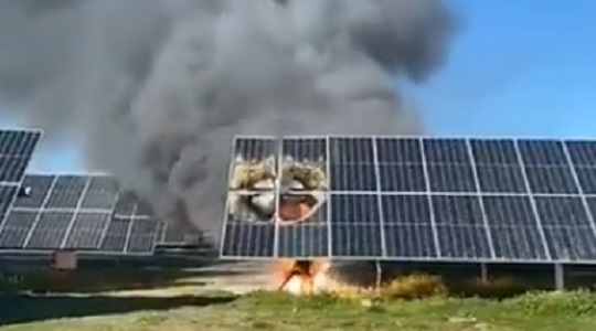 【動画】放水消火ができないソーラーパネルの火災、かなり怖い！ ｜ もえるあじあ(･∀･)