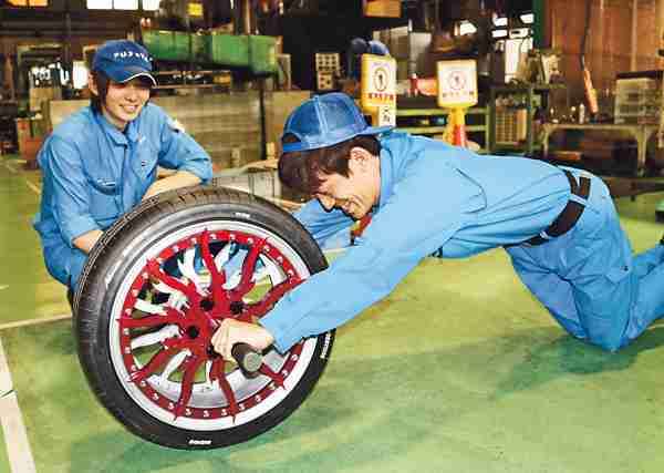 使い勝手悪い 腹筋器具作ってみた　「くだらないもの」大会出品 高岡のフジタ（北日本新聞） - Yahoo!ニュース