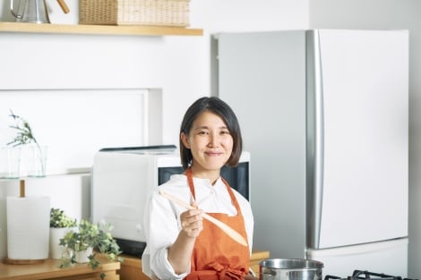 “予約がとれない伝説の家政婦”タサン志麻、簡単レシピ動画を公開