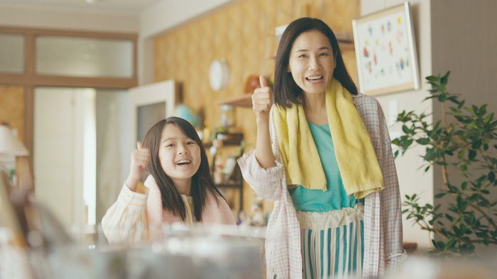 西島秀俊＆吉田羊、初めての夫婦役で“ほっこりする家族の休日”