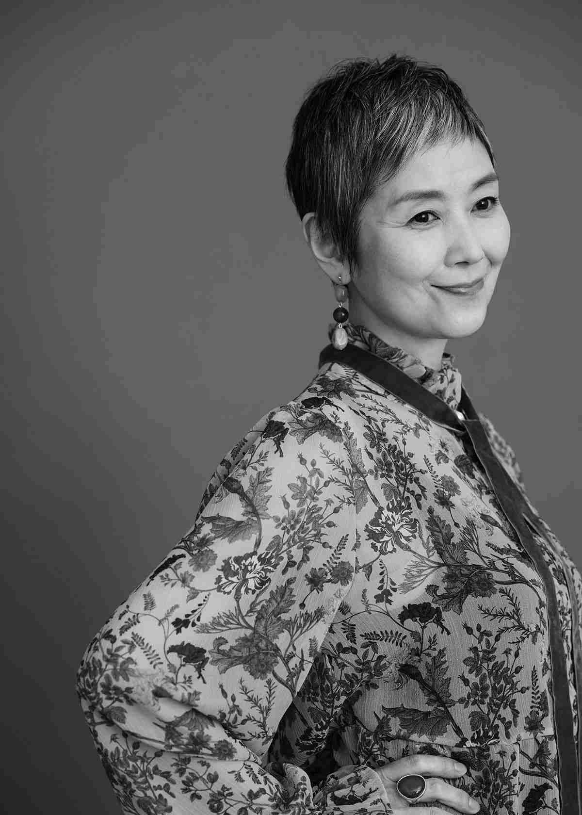 手塚理美　グレイヘアの次はノーメイク。どれだけナチュラルに生きていけるか