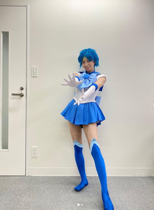 芹那「セーラーマーキュリー」のコスプレ披露に「可愛い」「似合う！」「足が長すぎる」の声
