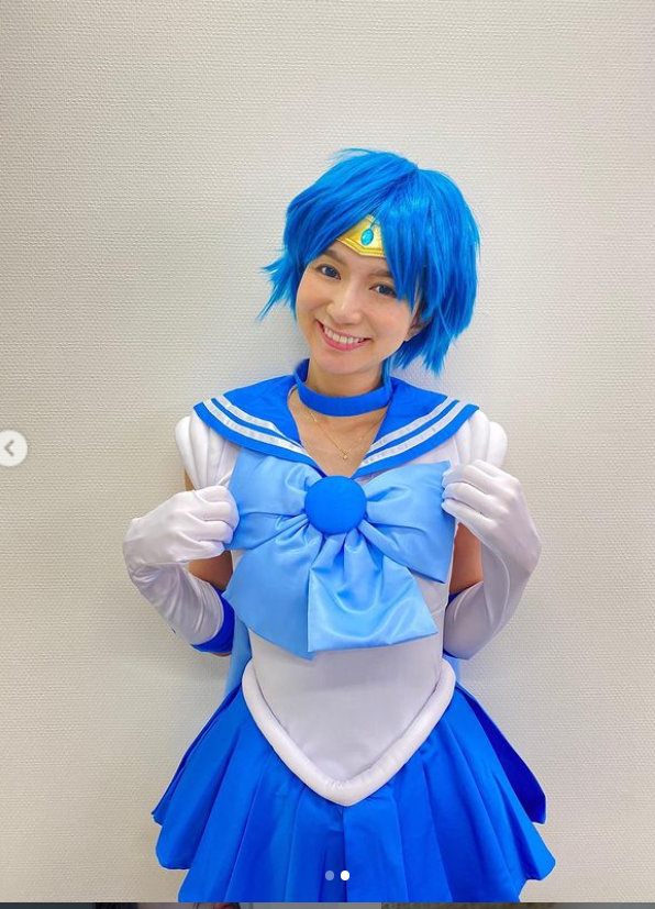 芹那「セーラーマーキュリー」のコスプレ披露に「可愛い」「似合う！」「足が長すぎる」の声