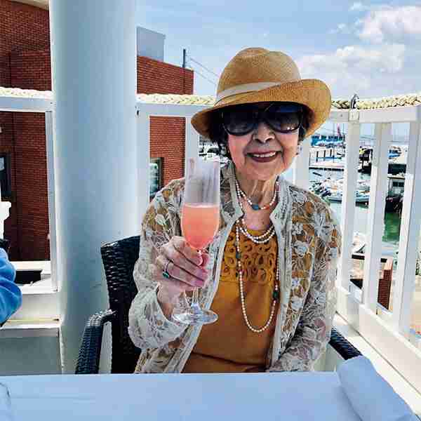 60歳からおしゃれデビュー！ 92歳美ばあば｜近所のスーパーでもおしゃれとメークは万全に