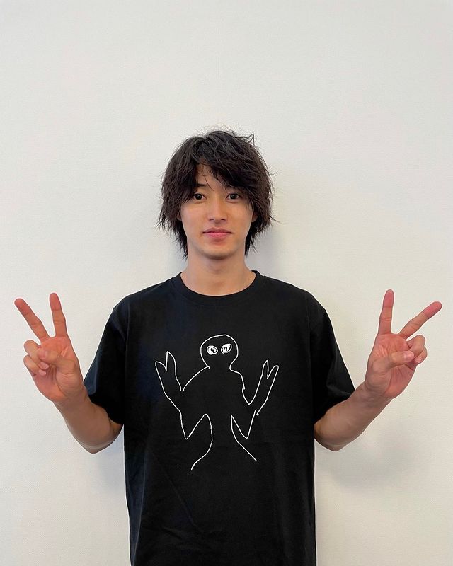 山崎賢人、衝撃的な絵心披露 自作イラストTシャツに「かわいい」「最高」と絶賛の嵐