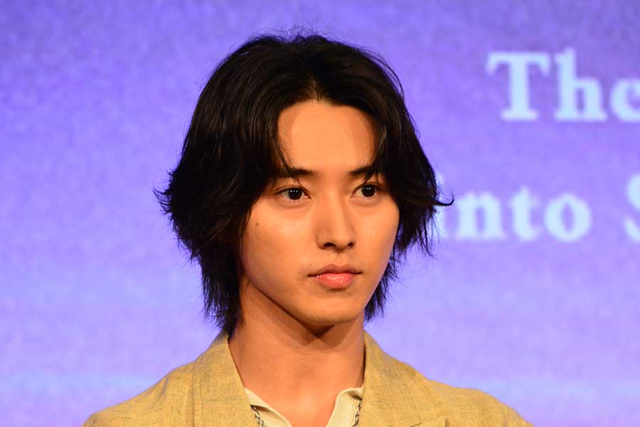 山崎賢人、衝撃的な絵心披露　自作イラストTシャツに「かわいい」「最高」と絶賛の嵐 | ENCOUNT