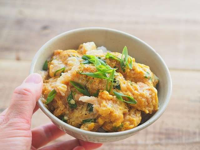 熱湯30秒で作れるカツ丼!? Twitterで18万いいね、未来的すぎる「フリーズドライの匠」を入手