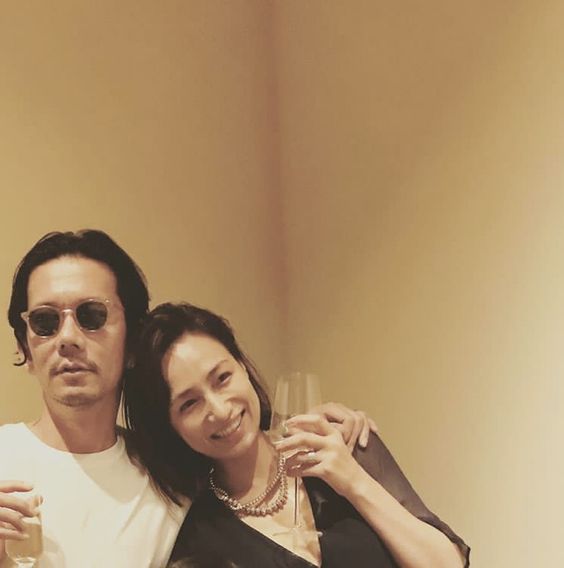 佐田真由美、“モデル級”小学生の娘と2ショット「脚の長さは娘の勝ち」 母娘でほぼ一緒の身長に