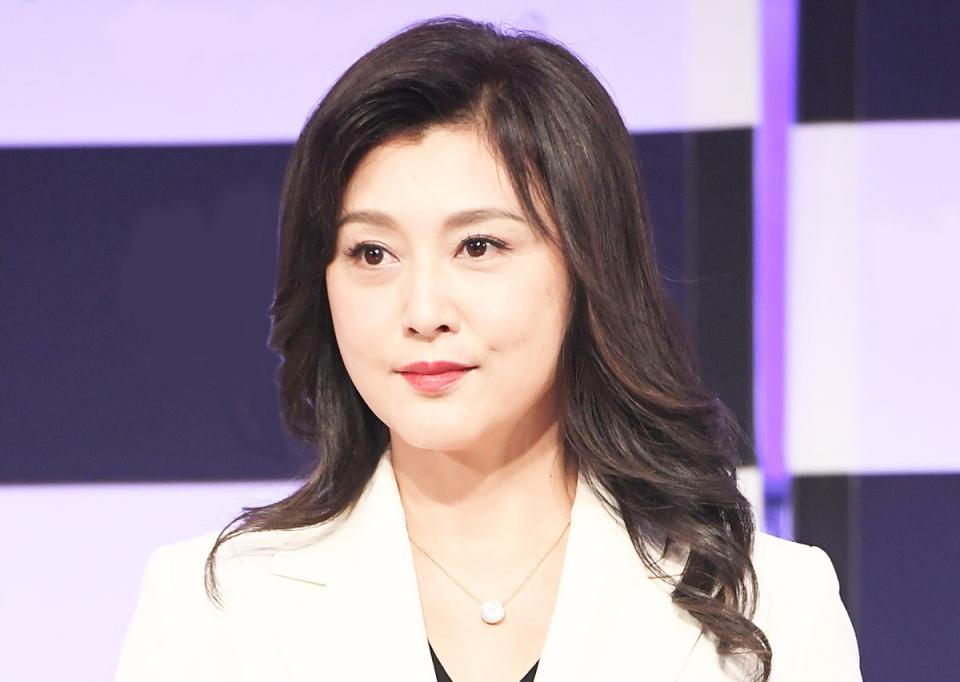 藤原紀香 胸元谷間がシースルーで「ボンドガール」「セクシー」の声 007鑑賞時