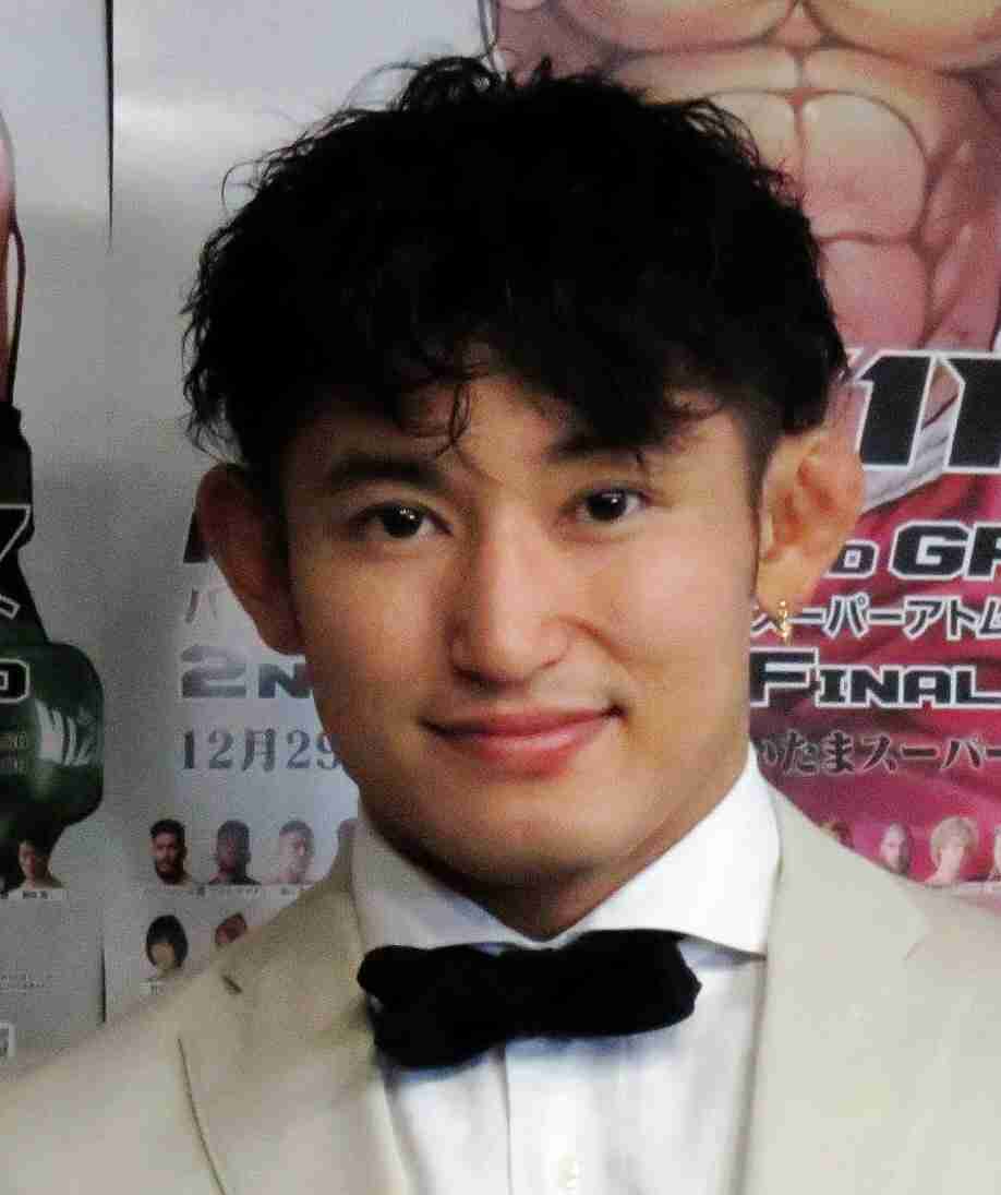 才賀紀左衛門　新恋人らしきホットパンツ女性に膝枕「束縛すんで！」（デイリースポーツ） - Yahoo!ニュース
