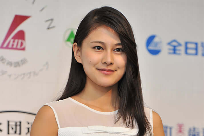 「元ミス日本」松野未佳氏が自民から出馬　娘の決断を受け入れた父・頼久氏が抱える“離婚訴訟” | デイリー新潮