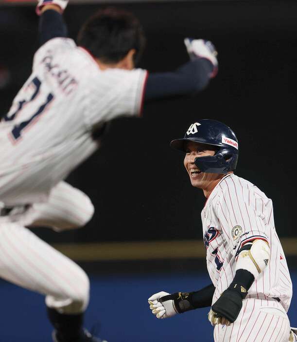 祝福される山田　プロ野球 (時事通信) - Yahoo!ニュース
