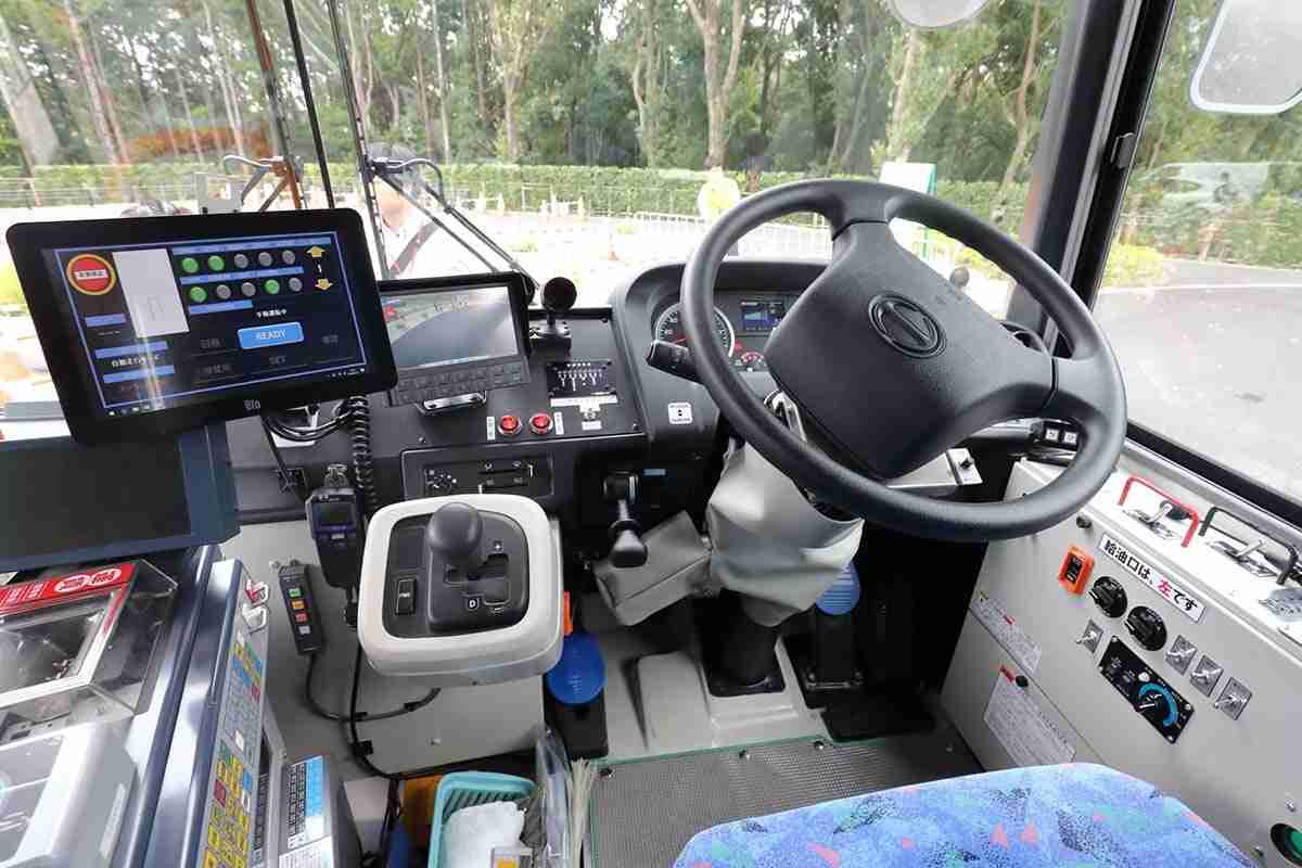 路線バスが倒れていた男性をひく事故、男性は死亡