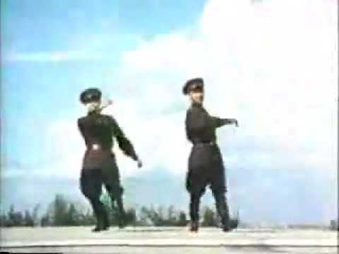 ソ連兵による革命的コサックダンス - YouTube