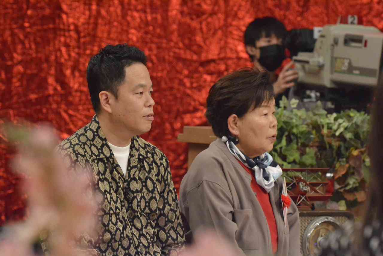 ダイアン津田、母がそっくりでネット沸く　浜田雅功へ「で、で、出～前館」熱唱