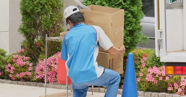 ボーナス6万、労組に嫌がらせ…社員が告発した「サカイ引越センター」の“ブラックぶり”に批判続出 | 女性自身