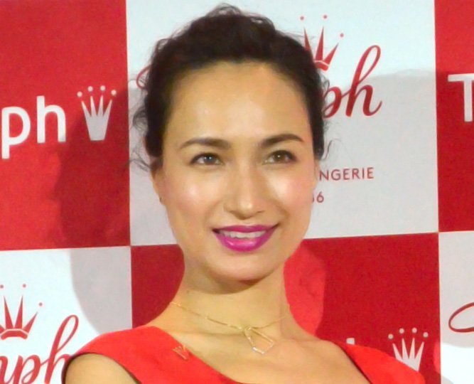 佐田真由美、“モデル級”小学生の娘と2ショット「脚の長さは娘の勝ち」　母娘でほぼ一緒の身長に | ORICON NEWS