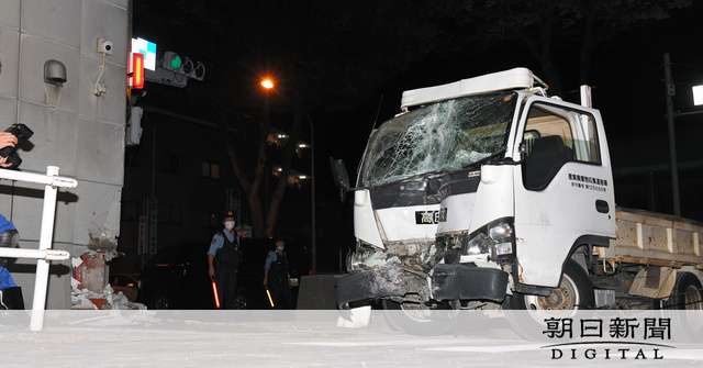 交番にトラック突っ込み2人重体　警察官にけがなし　東京・調布市：朝日新聞デジタル