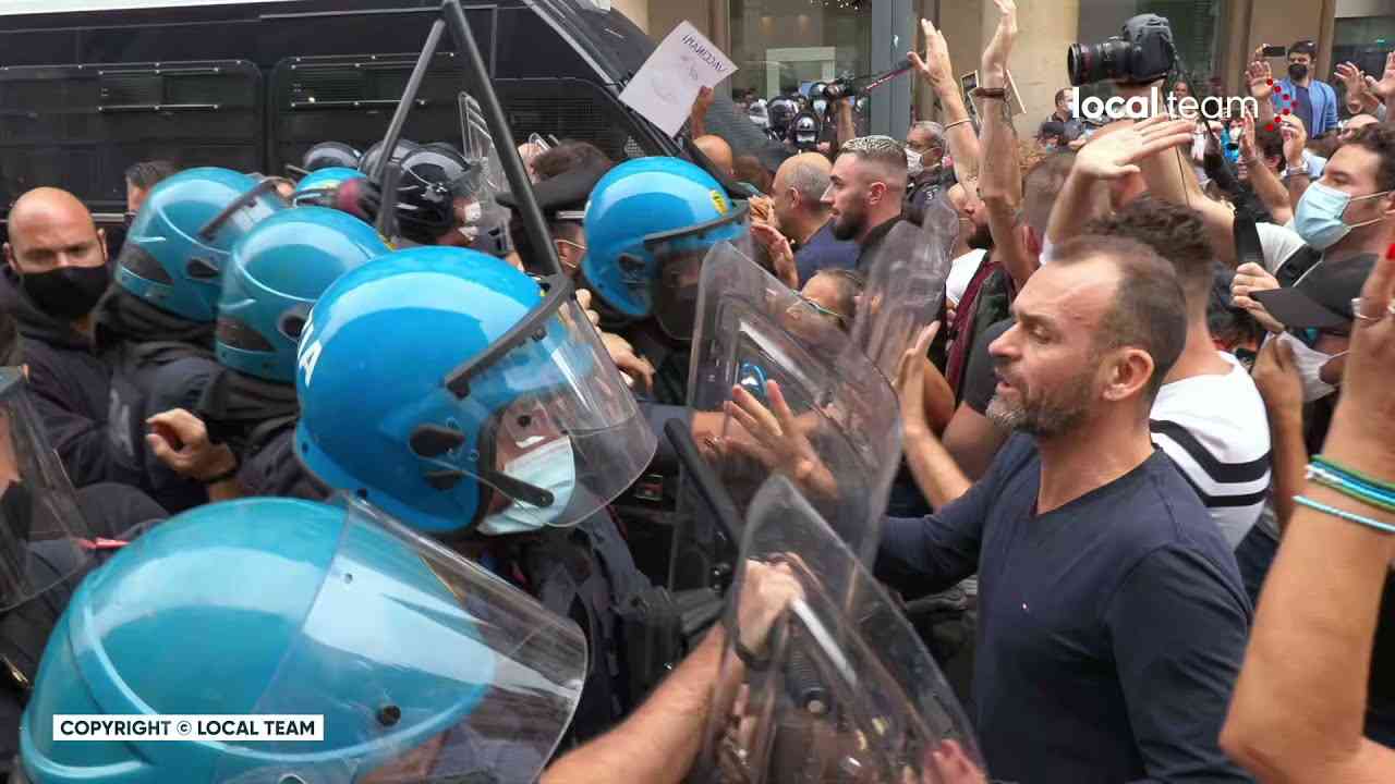 Green Pass, tafferugli a Milano: polizia affronta i No Green Pass - YouTube