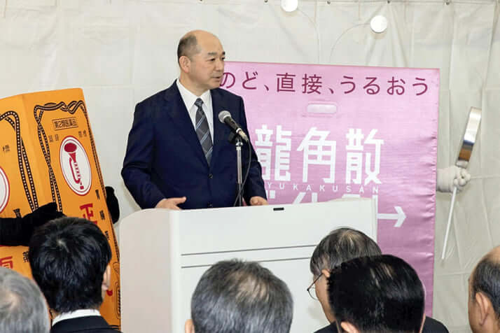 「龍角散」社長の訴訟、本人が法廷でセクハラを“自供”　女性社員に「軽くハグをしました」
