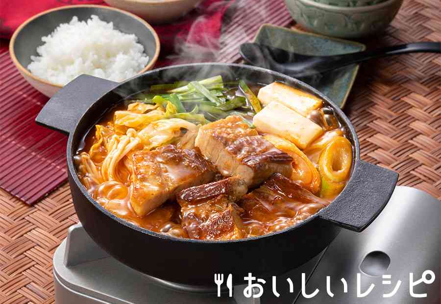 迷ったらこれ！焼いたら絶品！厚切り豚ばらキムチ鍋♪｜おいしいレシピ | エバラ食品
